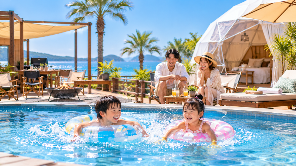 親子が屋外で遊んだり、プールサイドで過ごしたりする風景。
子どもと一緒に体験を楽しめるグランピングの魅力を伝えます。